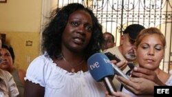 La portavoz de las Damas de Blanco, Berta Soler (C).