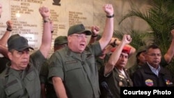 El ministro venezolano de Defensa (c) Diego Molero (foto El Universal).