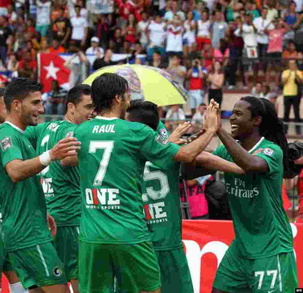 El jugador del Cosmos Lucky Mkosana (d) celebra con sus compañeros después de anotar un gol. &nbsp;