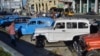 Viejos automóviles utilizados en el servicio de taxis privados en Cuba. (Archivo)