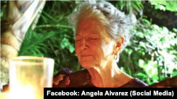 La cantante Angela Alvarez tocando la guitarra.