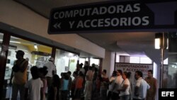 Varias personas hacen cola para comprar computadoras, o simplemente curiosear, en una tienda de La Habana.