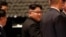 El líder norcoreano, Kim Jong-un (c), sale del hotel Marina Bay Sands durante su visita al centro de Singapur. (Archivo)