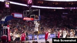 LeBron James encesta, una vez más...