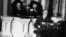 El presidente Franklin D. Roosevelt se dirige a una sesión conjunta del Congreso el 6 de enero de 1941. El entonces presidente de la Cámara Sam Rayburn (izda.), y el vicepresidente John N. Garner, observan. Con la Segunda Guerra Mundial en ciernes, Roosev