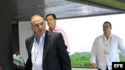 El jefe de la delegación de paz del Gobierno colombiano, Humberto de la Calle (c), en el Palacio de Convenciones hoy, domingo 26 de mayo de 2013, en La Habana (Cuba).