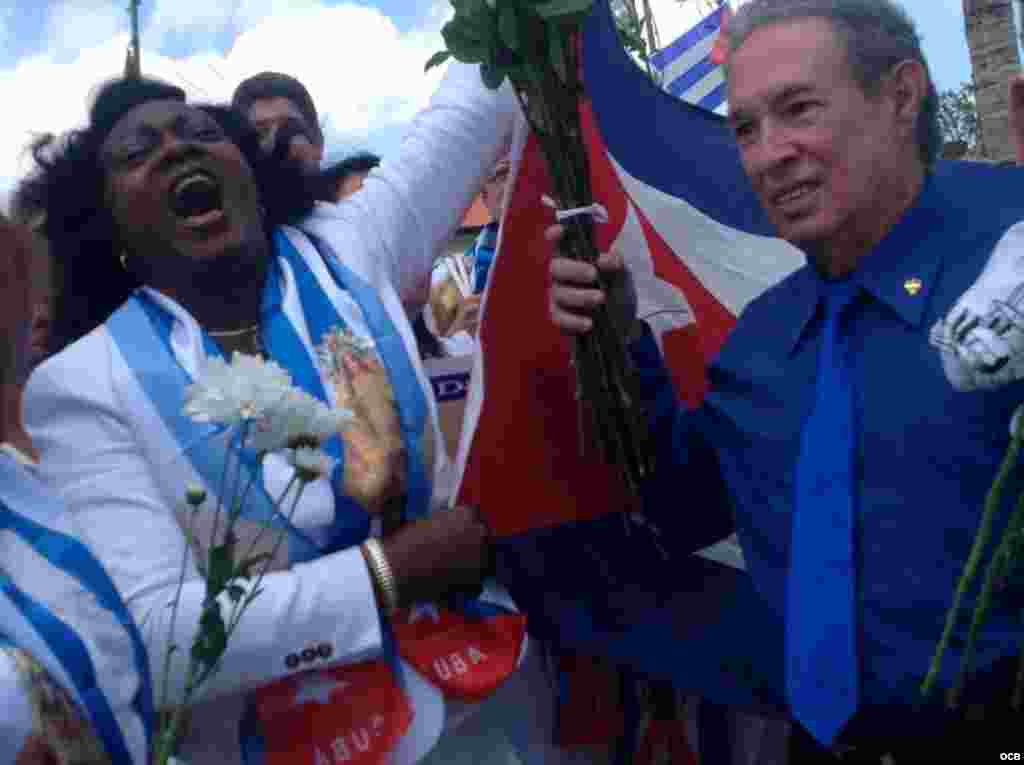 Berta Soler se encuentra con prisioneros de la Primavera Negra.