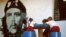 Niños cubanos bajo el ojo vigilante del Che Guevara (Foto Mike Keran)