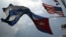 Las banderas de Cuba y EE.UU. ondean juntas en la sede del Club Náutico Internacional Hemingway de Cuba.