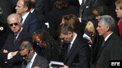 El vicepresidente cubano Miguel Díaz Canel (d) a dos pasos del vicepresidente estadounidense Joe Biden (i) en la misa solemne de inicio de pontificado del papa Francisco. 