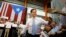 Rubio saluda a seguidores antes de pronunciar un discurso ante puertorriqueños. 