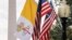 Banderas del Vaticano y Estados Unidos en DC.