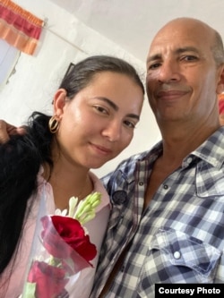 Juan Carlos Hernández Mora junto a su esposa en Cuba.