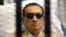 Fotografía de archivo del 2 de junio de 2012 del expresidente egipcio Hosni Mubarak, en una camilla tras rejas.
