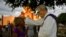 Un sacerdote bendice a un peregrino durante la procesión a El Rincón en adoración a San Lázaro, el 16 de diciembre de 2019. (Yamil Lage/AFP).