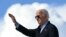 El presidente de Estados Unidos, Joe Biden, saluda mientras aborda el Air Force One antes de despegar del aeropuerto regional del condado de Dane en Madison, Wisconsin, el 5 de julio de 2024, mientras viaja a Wisconsin para eventos de campaña. SAUL LOEB / AFP