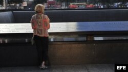 Una mujer observa los nombres en el monumento a las víctimas del 11-S en el World Trade Center de Nueva York, Estados Unidos, hoy, miércoles 11 de septiembre de 2013. 