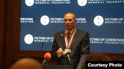 Ferrer, visiblemente emocionado, dedicó la medalla a todos los presos políticos que quedan en Cuba. 