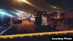 La Fuerza Pública de Costa Rica cerró el acceso a la calle donde fue hallado el cadáver de un cubano, presuntamente asesinado. Foto: "Diario Extra".