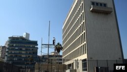 Vista general del edificio de la Sección de Intereses de Estados Unidos.