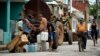 Vecinos recogen agua de una pipa la mañana del martes en un barrio de San Antonio de los Baños, en la provincia de Artemisa (Yamil Lage/AFP).