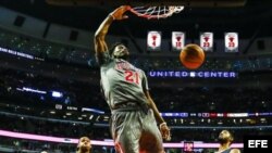 El jugador de Bulls Jimmy Butler (c) convierte una cesta ante Lavoy Allen (i) y Paul George (d), de Pacers.