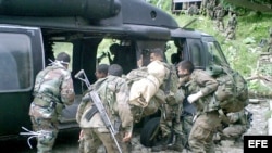 Archivo: miembros del ejército colombiano trasladan a una guarnición militar los cadáveres de guerrilleros de las FARC