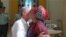 El beso entre el expresidente colombiano Alvaro Uribe y la exsenadora izquierdista Piedad Córdoba. 