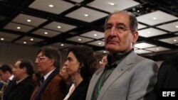 El abogado sudafricano y mediador en conflictos internacionales Brian Currin (d) asiste en Bogotá (Colombia), al segundo foro sobre participación política del proceso de paz colombiano.