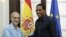 Javier Sotomayor saluda al embajador de España en la isla, Francisco Montalbán (i-d) hoy, viernes 25 de septiembre, en la embajada de España en La Habana.