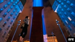 La escultura de Eduardo Chillida "Buscando la Luz IV".