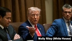 ARCHIVO. El presidente Donald Trump celebra una reunión en la Sala del Gabinete de la Casa Blanca. (Foto oficial de la Casa Blanca por Molly Riley)