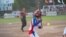 Una jugadora del equipo de softbol de Cuba al bate durante el Torneo Abierto de Canadá celebrado en 2015 en Surrey, Columbia Británica.