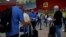 Pasajeros en el Aeropuerto Internacional José Martí, de La Habana, en una foto de archivo. (Yamil Lage/AFP)