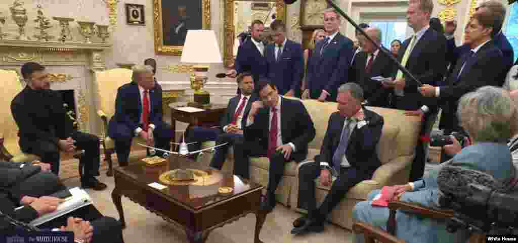 Trump y Zelenskyy responden preguntas a la prensa antes de las conversaciones sobre Ucrania en la Casa Blanca, el 18 de agosto de 2025.