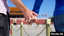 Jóvenes tomados de la mano frente a la Puerta de Tiananmen, Beijing, China, donde ocurrió la masacre hace 36 años. (Foto: Envato)
