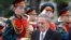 El gobernante de Cuba, Raúl Castro (d), en una ceremonia de homenaje en la Tumba del Soldado Desconocido cerca de los muros del Kremlin en Moscú, el 11 de julio de 2012. 