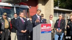 Archivo - John Kerry (c) ofrece su apoyo al senador Bob Menéndez (izda), durante un mitin electoral en Washington DC (EEUU).