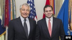 Fotografía cedida por la Secretaría de Defensa de EEUU del ministro colombiano de Defensa, Juan Carlos Pinzón (d), posando junto al secretario de Defensa de EEUU, Chuck Hagel (i), hoy, miércoles 1 de mayo 2013, durante una reunión en Washington