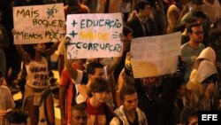 Jóvenes protestan en Brasil contra la corrupción y demandan mejores servicios de salud y educación pública.
