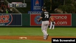 Abreu conectó un doble.