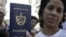 Una cubana muestra su pasaporte cubano obtenido en una oficina de inmigración en La Habana, Cuba 