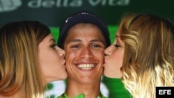 ¡Se comen a besos a Esteban Chaves!