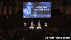 Vigilia en el Centro Kennedy en honor a Charlie Kirk. 