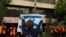 Fotografía de archivo. Un joven de la comunidad judía muestra la bandera de Israel, frente a la embajada de Irán en Buenos Aires. 