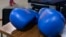 Un par de guantes de boxeo permanecen en una mesa mientras los boxeadores se preparan para una sesión de entrenamiento en la Ciudad Deportiva en La Habana, el 6 de noviembre de 2018.