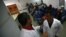Médicos cubanos en un centro hospitalario en Venezuela.