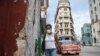 Una mujer camina por una calle de La Habana. (Yamil LAGE / AFP)