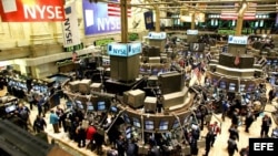 Foto de archivo. Analistas y operadores trabajan en el NYSE en Wall Street.