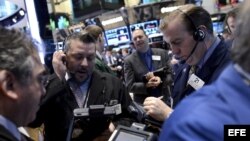 Fotografía de archivo de agentes bursátiles en la Bolsa de Nueva York, Estados Unidos. 